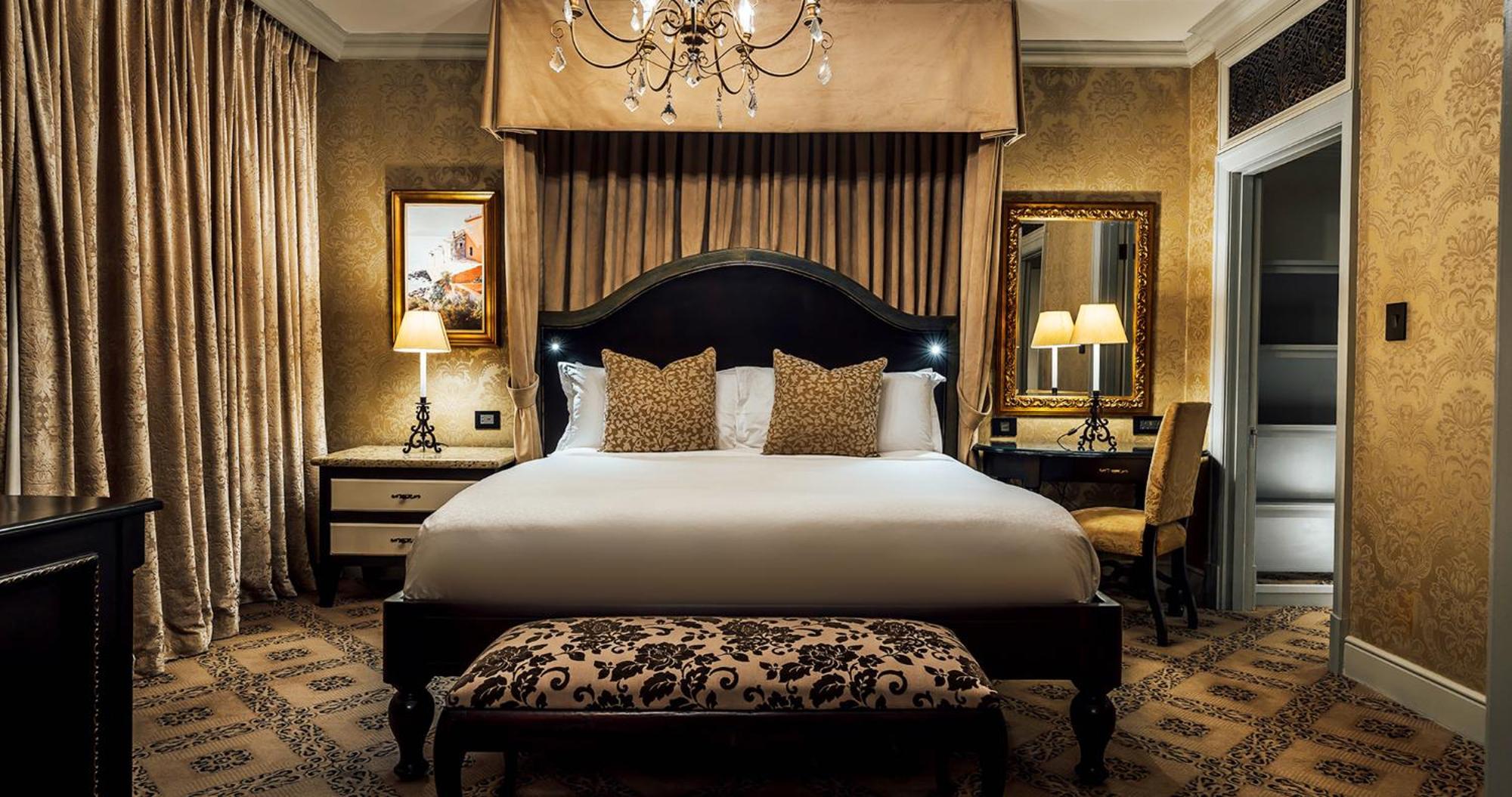 Palazzo Hotel Fourways Exterior foto A bedroom at the St. Regis