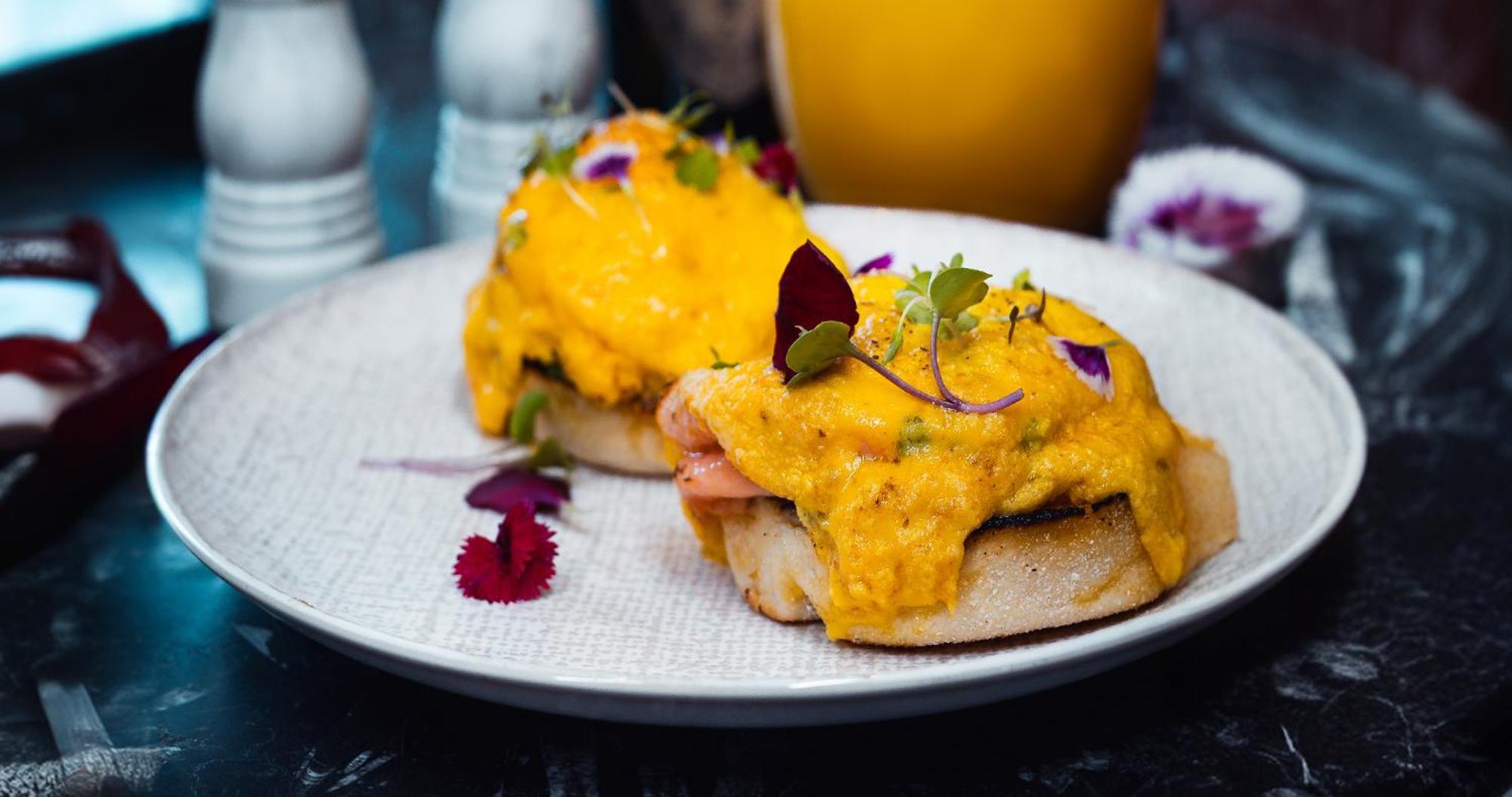 Palazzo Hotel Fourways Exterior foto Scrambled eggs on a muffin