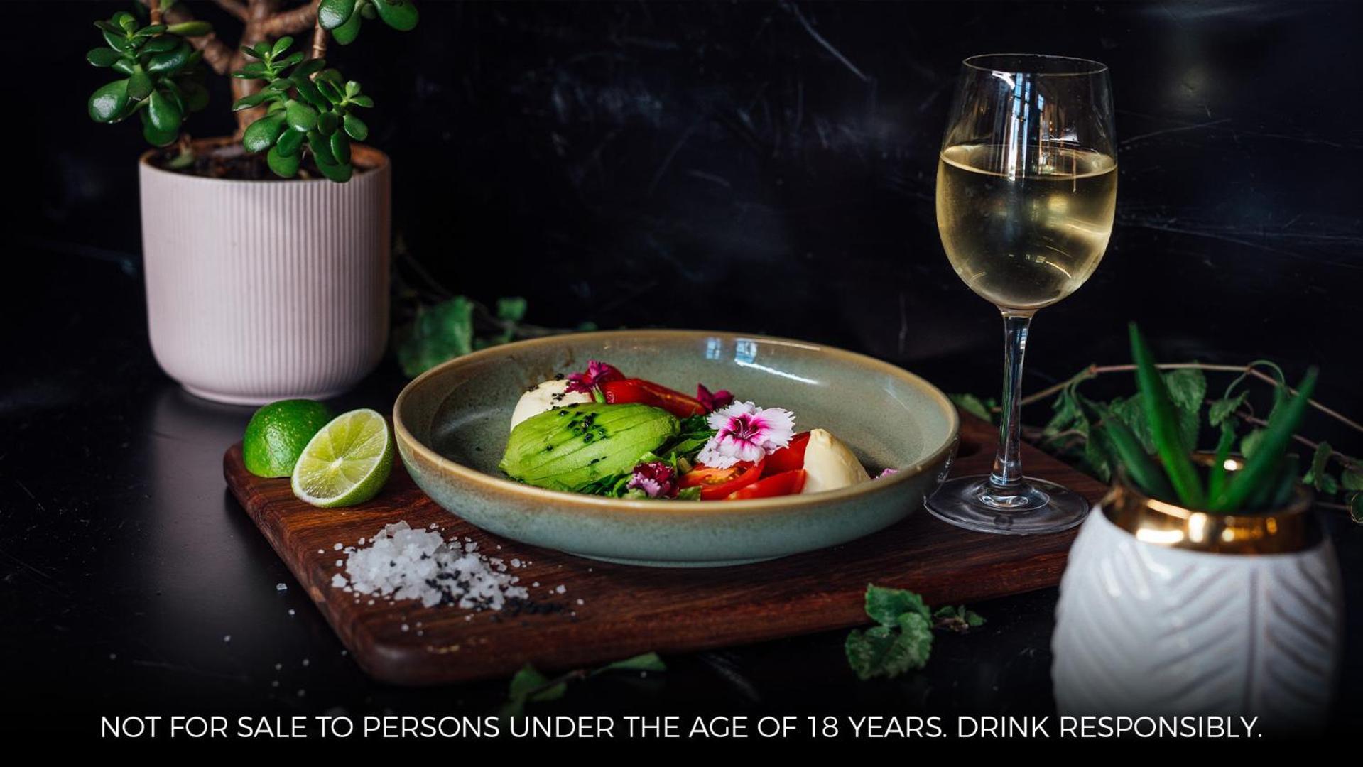 Palazzo Hotel Fourways Exterior foto A wine and food pairing